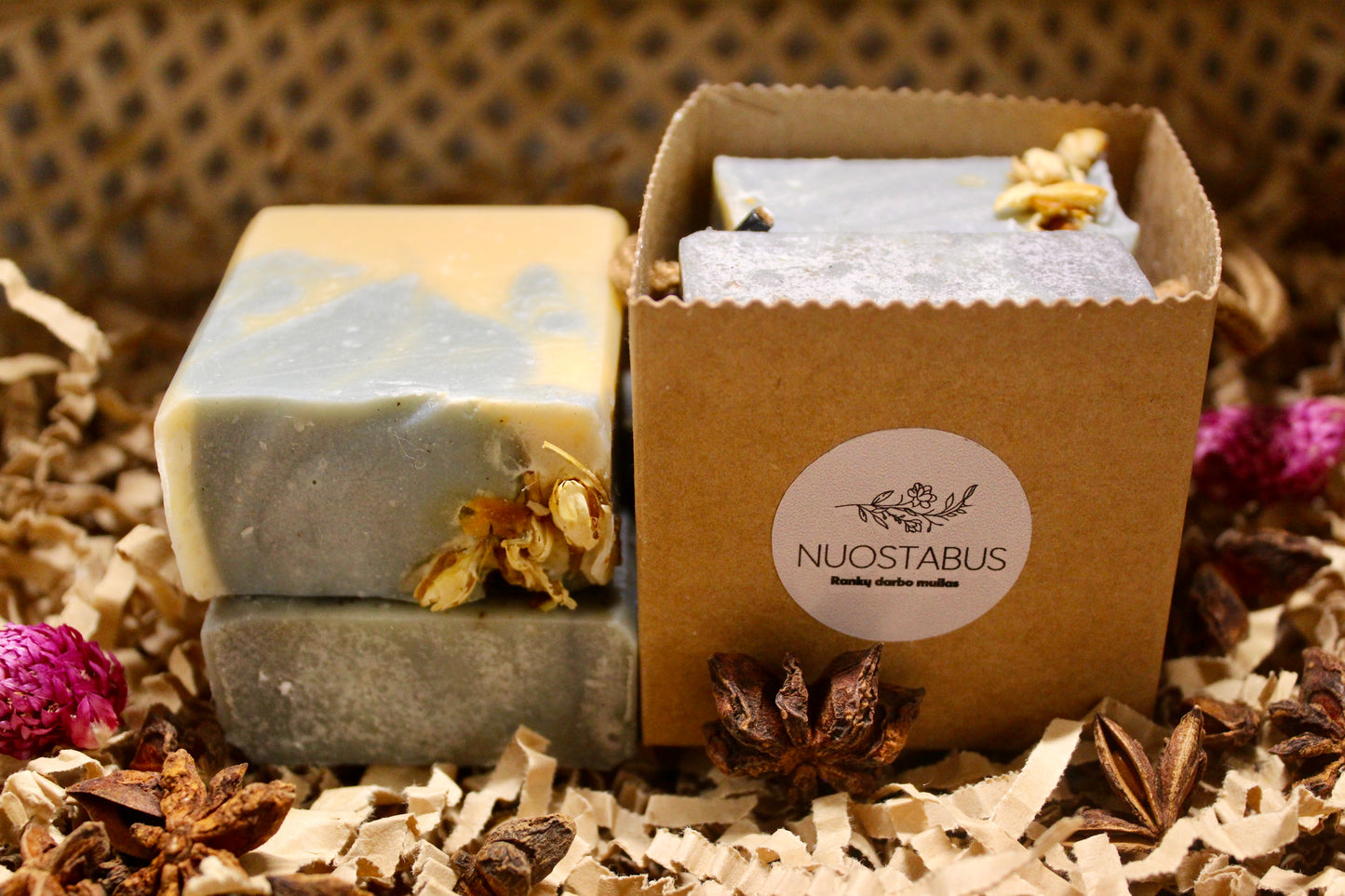 Dovanų rinkinys krepšelyje