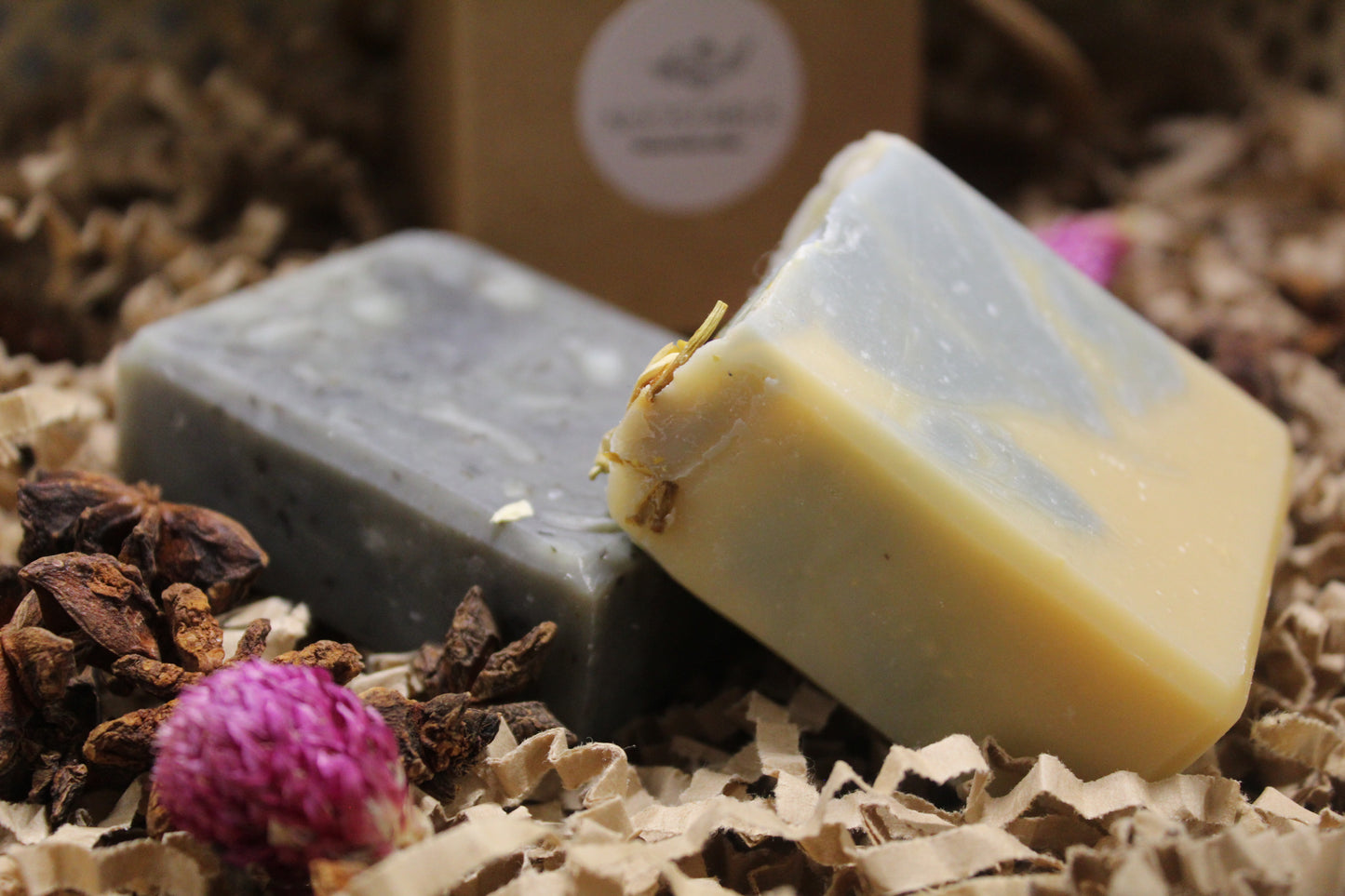 Dovanų rinkinys krepšelyje